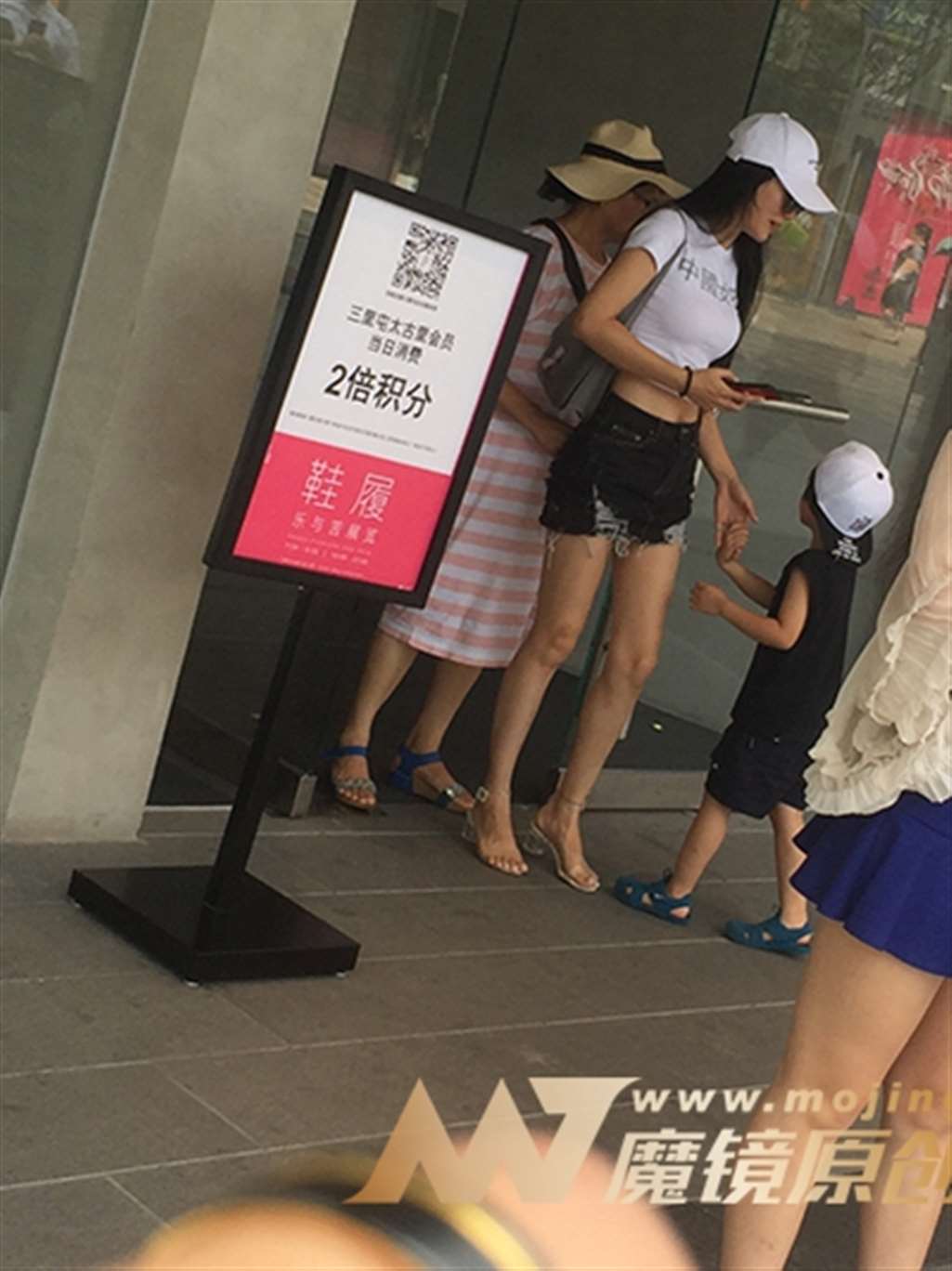 图片[3]-【红石赛帖】性感长腿辣妈-街拍流行馆