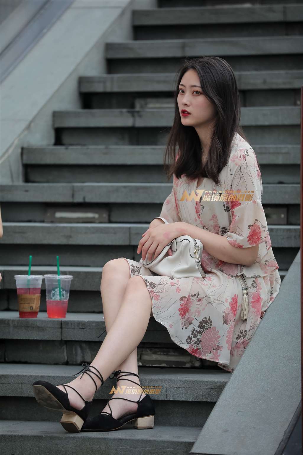 图片[1]-【凯恩赛帖】清新美丽的花裙女孩-街拍流行馆