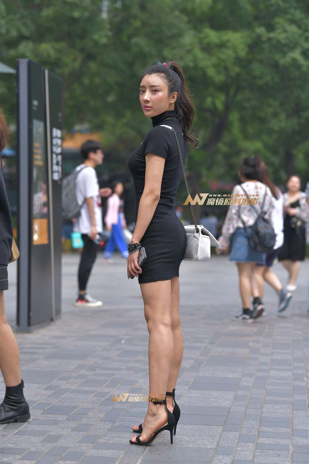 图片[1]-【红石赛帖】性感包裙美女-街拍流行馆