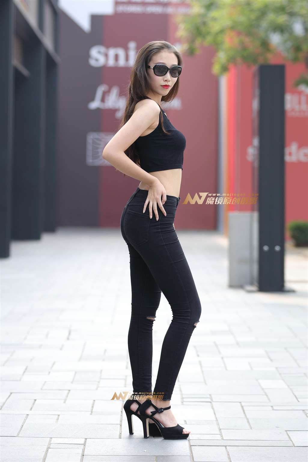 图片[1]-【视觉冲击赛帖】陪妈咪逛街的她-紧牛翘臀-街拍流行馆