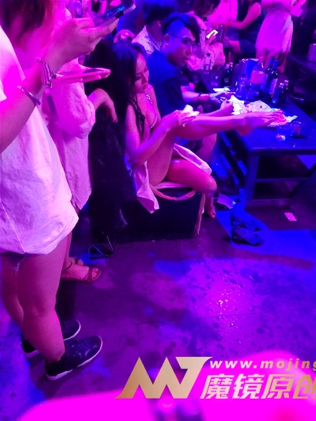 图片[3]-【番茄酱赛帖】超火辣美女性感水碗舞-街拍流行馆