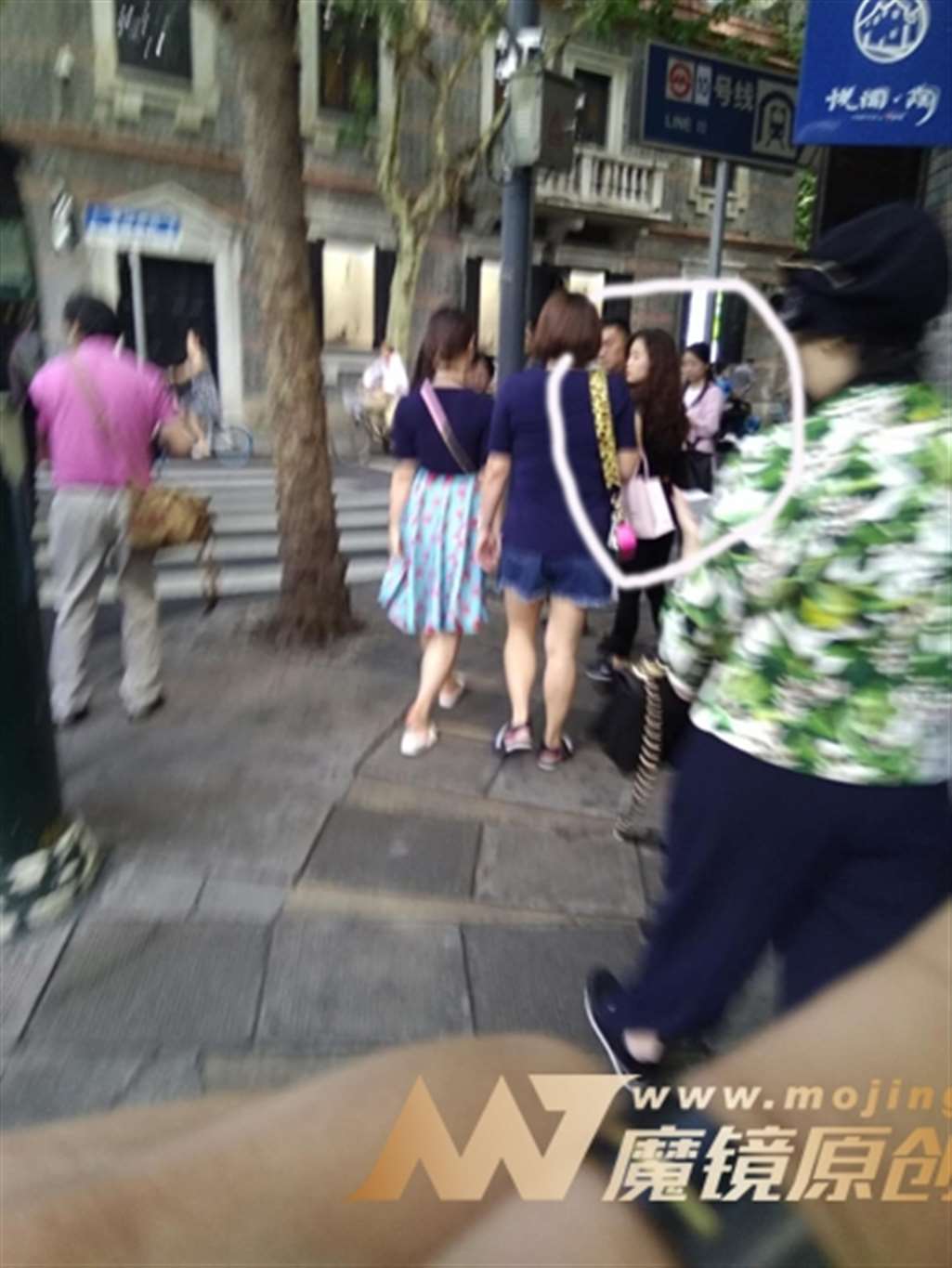 图片[3]-【咔喳赛贴】逛街紧身-街拍流行馆