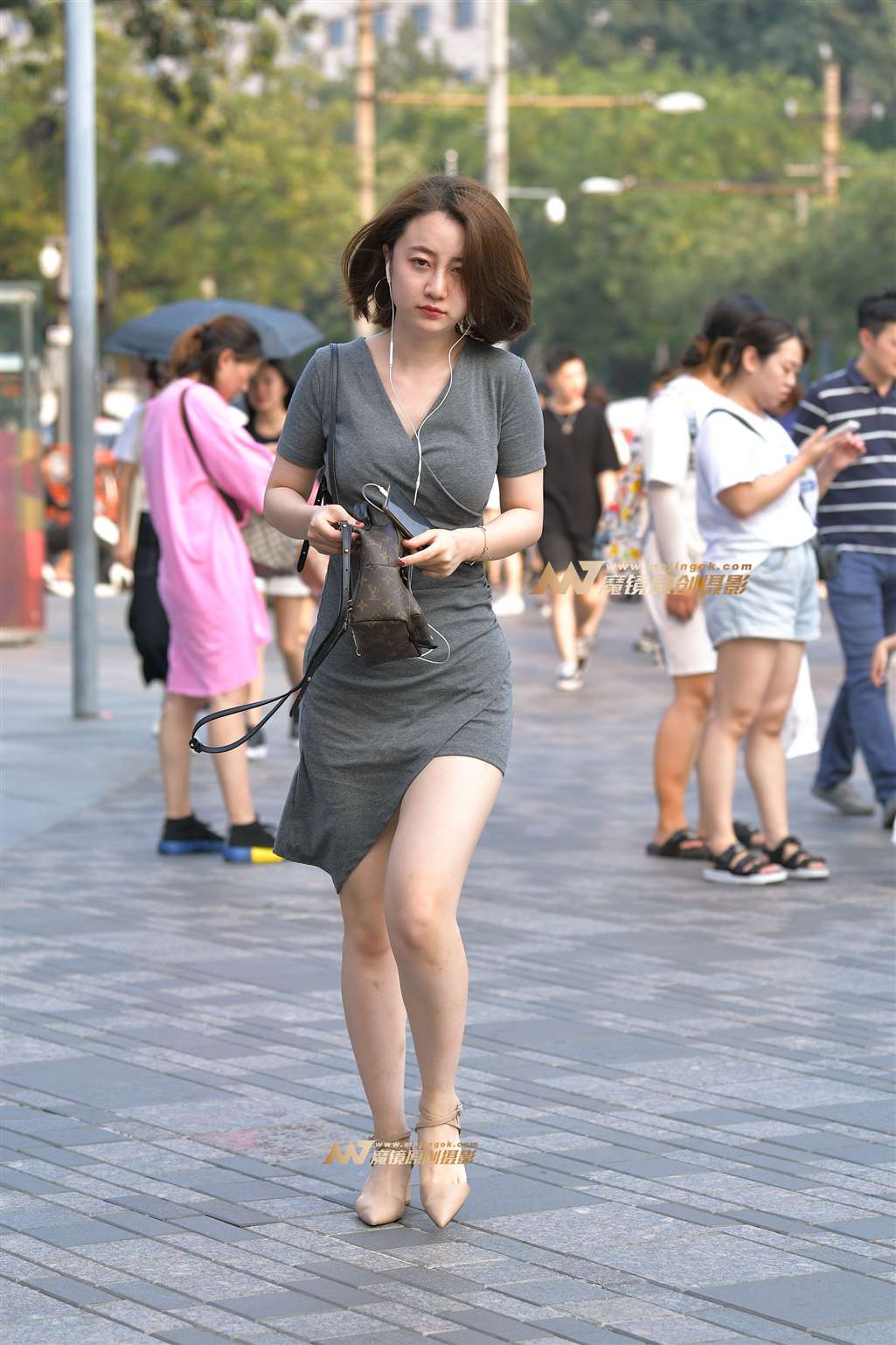 图片[1]-【红石赛帖】紧身包臀性感少妇-街拍流行馆