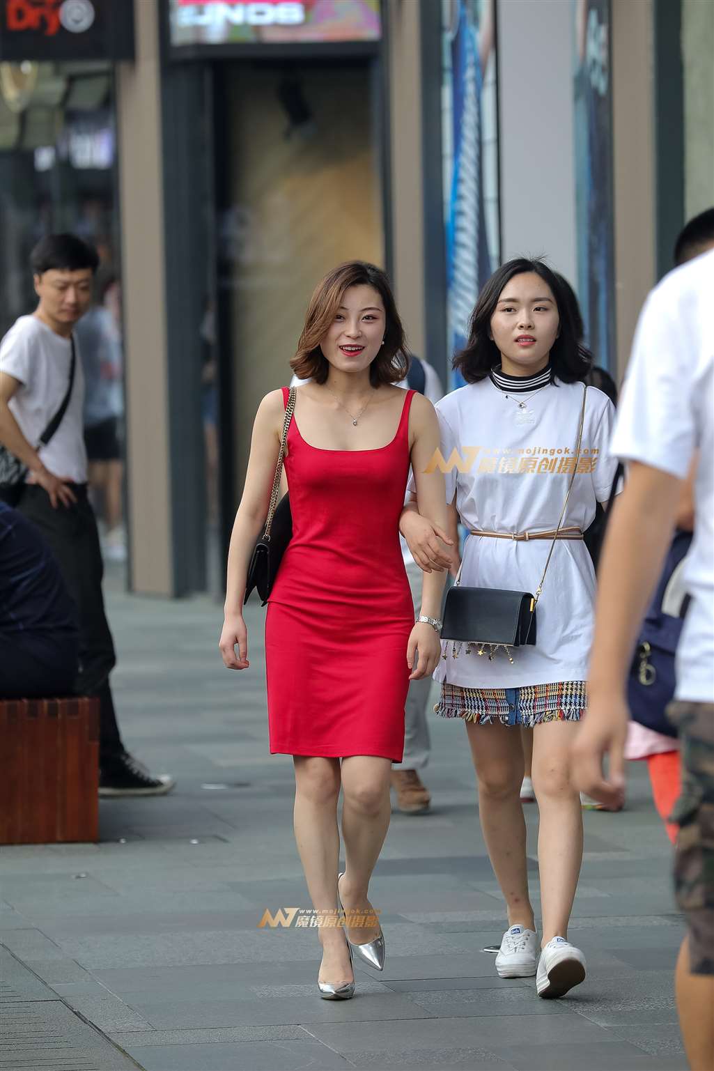 图片[1]-【凯恩赛帖】笑容灿烂的红裙少妇-街拍流行馆