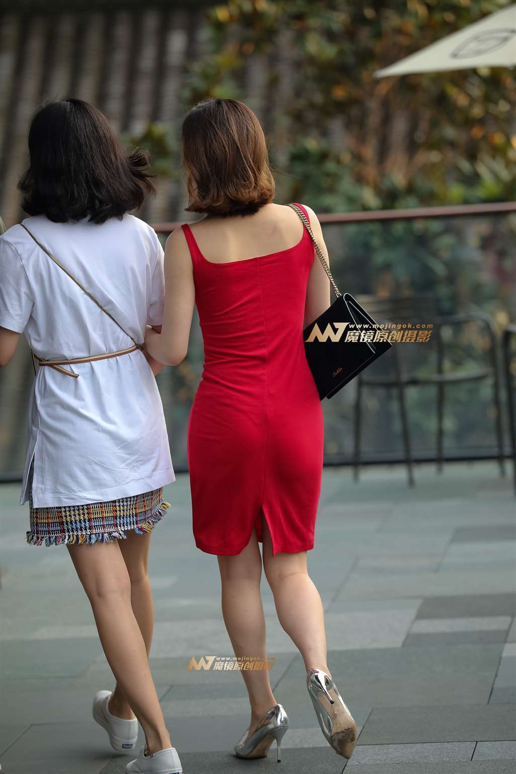 图片[2]-【凯恩赛帖】笑容灿烂的红裙少妇-街拍流行馆