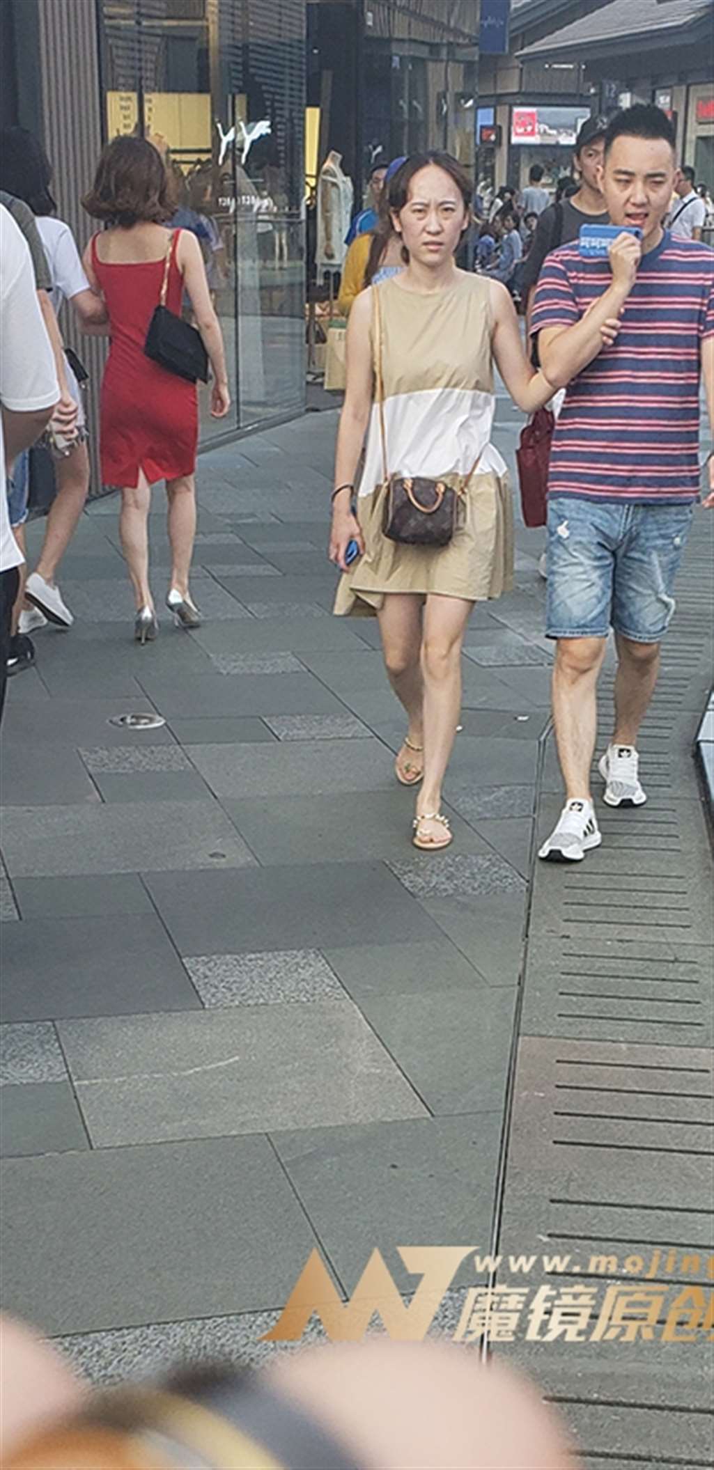 图片[3]-【凯恩赛帖】笑容灿烂的红裙少妇-街拍流行馆