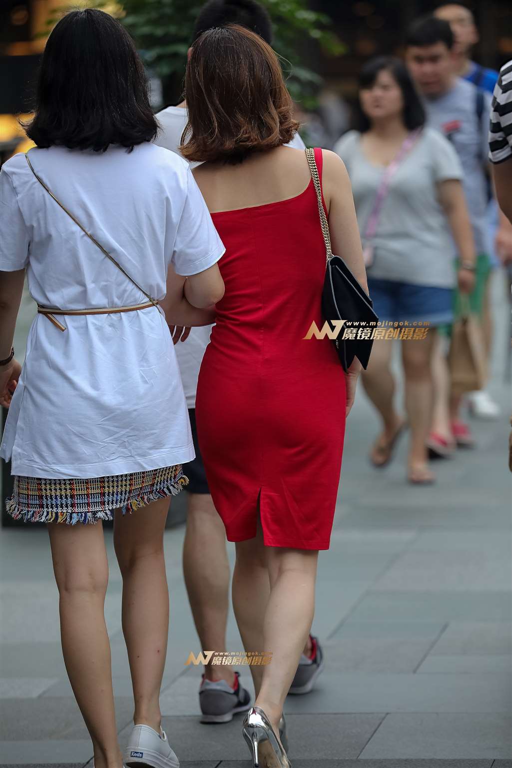 图片[4]-【凯恩赛帖】笑容灿烂的红裙少妇-街拍流行馆