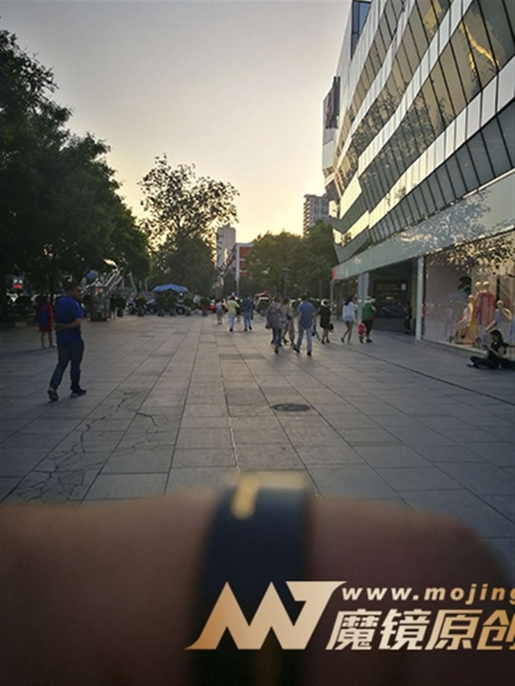 图片[2]-【赛德克赛帖】黄昏下的长腿紧牛气质女-街拍流行馆