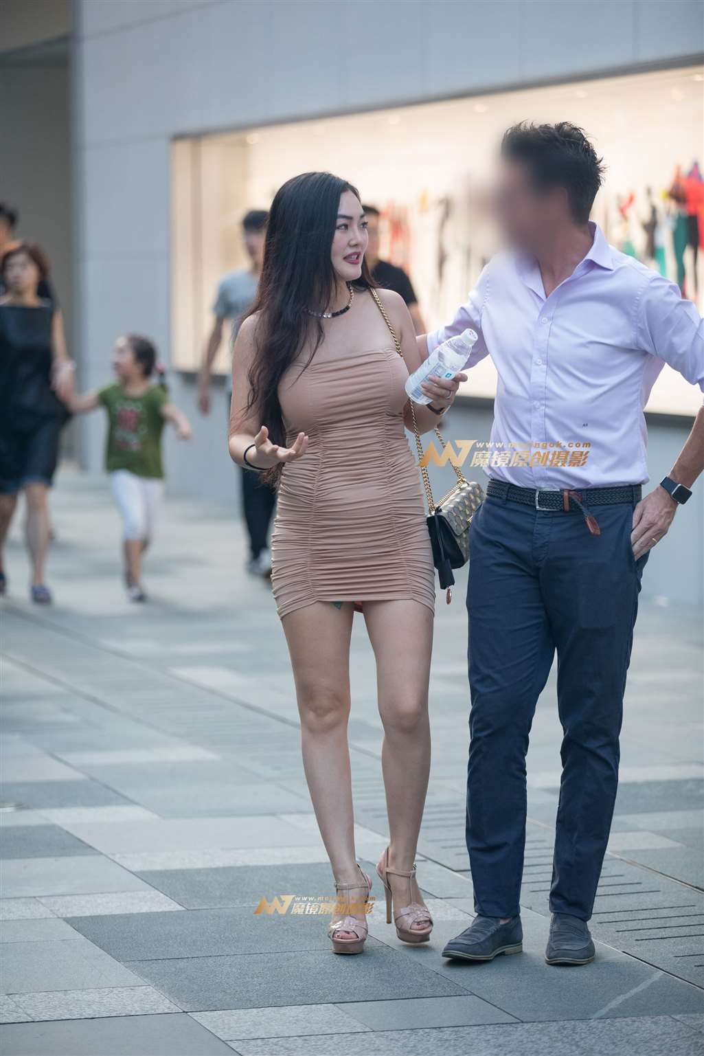 图片[1]-【凯恩赛帖】风韵包臀少妇-街拍流行馆