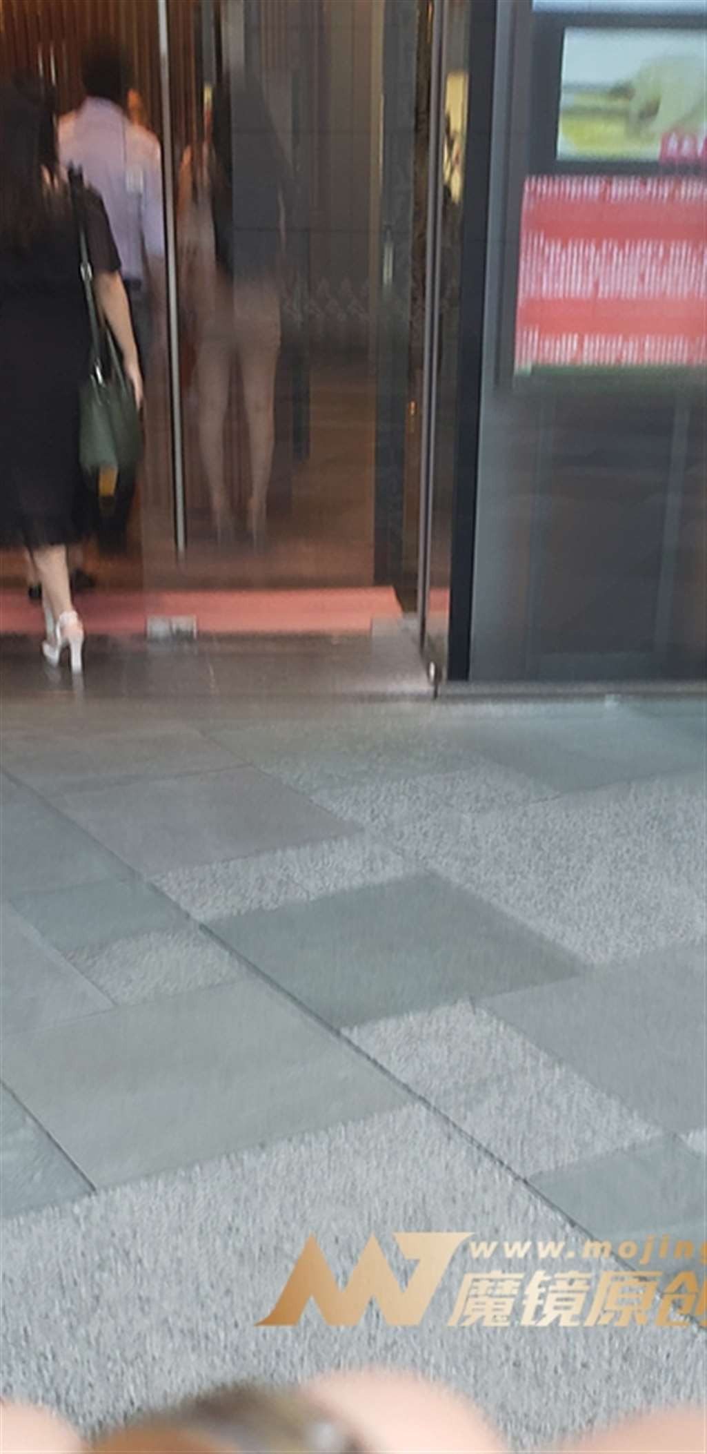 图片[3]-【凯恩赛帖】风韵包臀少妇-街拍流行馆