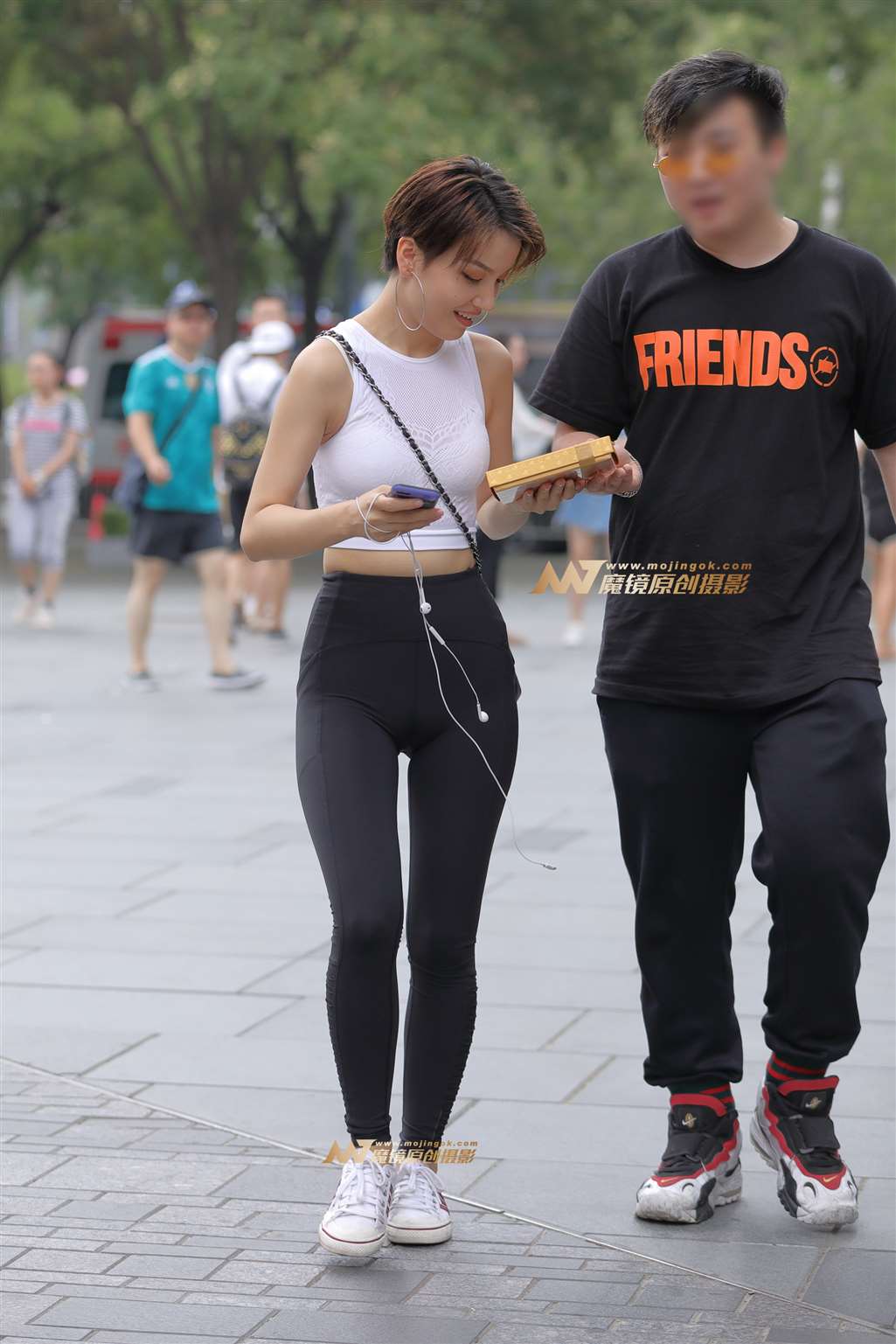 图片[1]-【视觉冲击赛帖】小蛮腰，紧致翘臀美眉-街拍流行馆