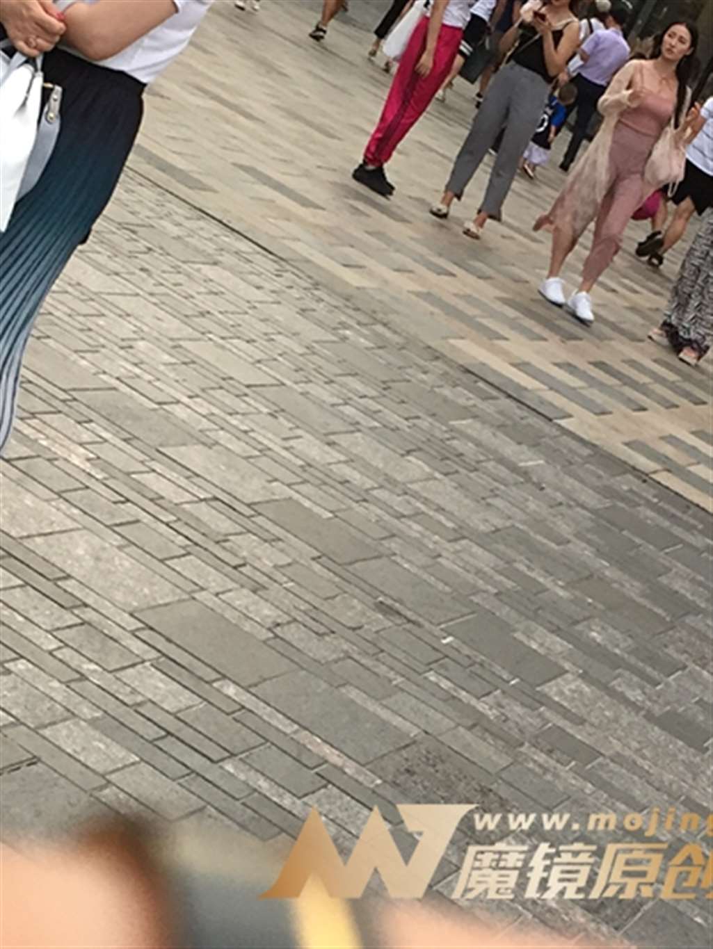 图片[3]-【红石赛帖】傍晚逛街漂亮美女-街拍流行馆