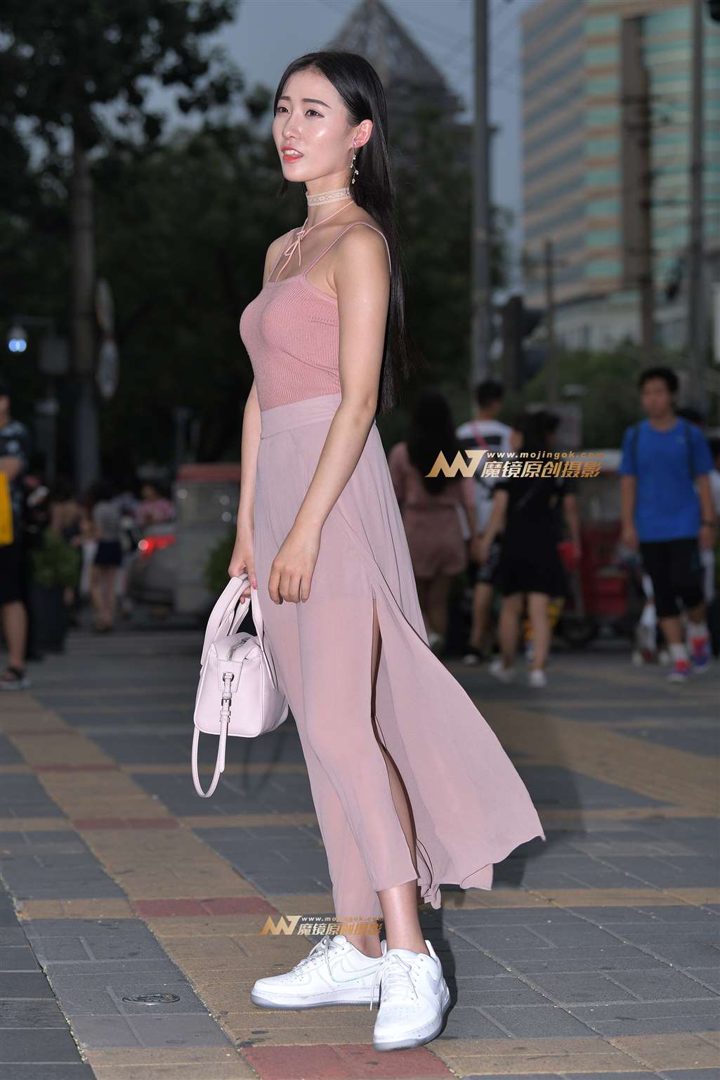图片[1]-【红石赛帖】傍晚逛街漂亮美女-街拍流行馆
