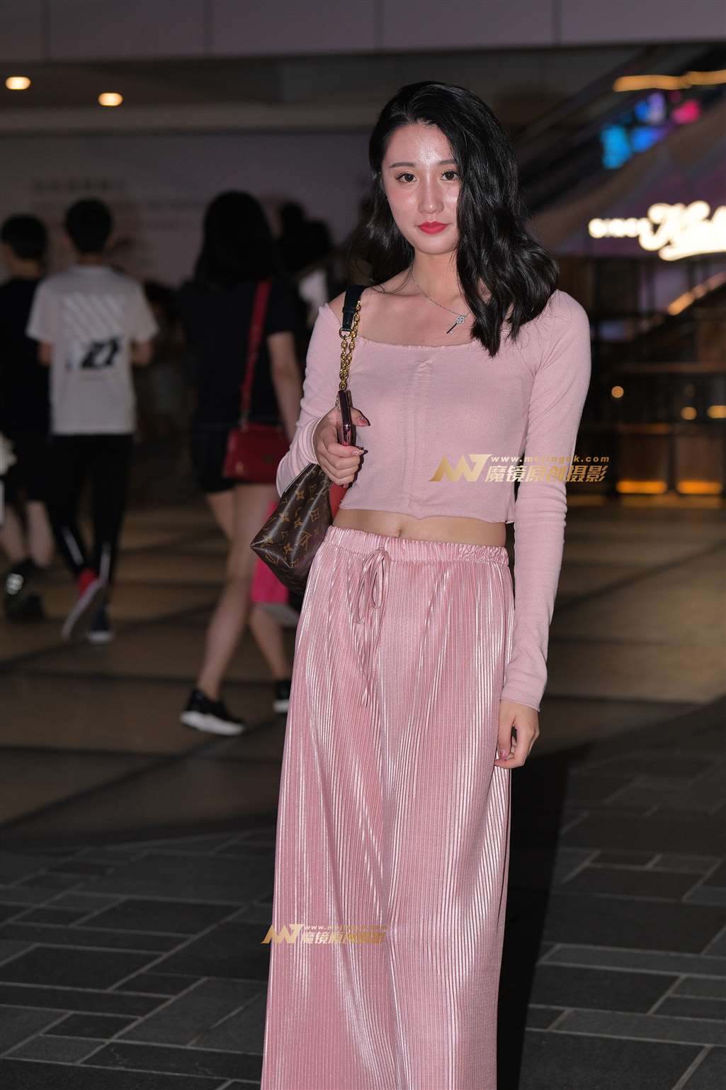 图片[1]-【红石赛帖】夜拍性感美女-街拍流行馆
