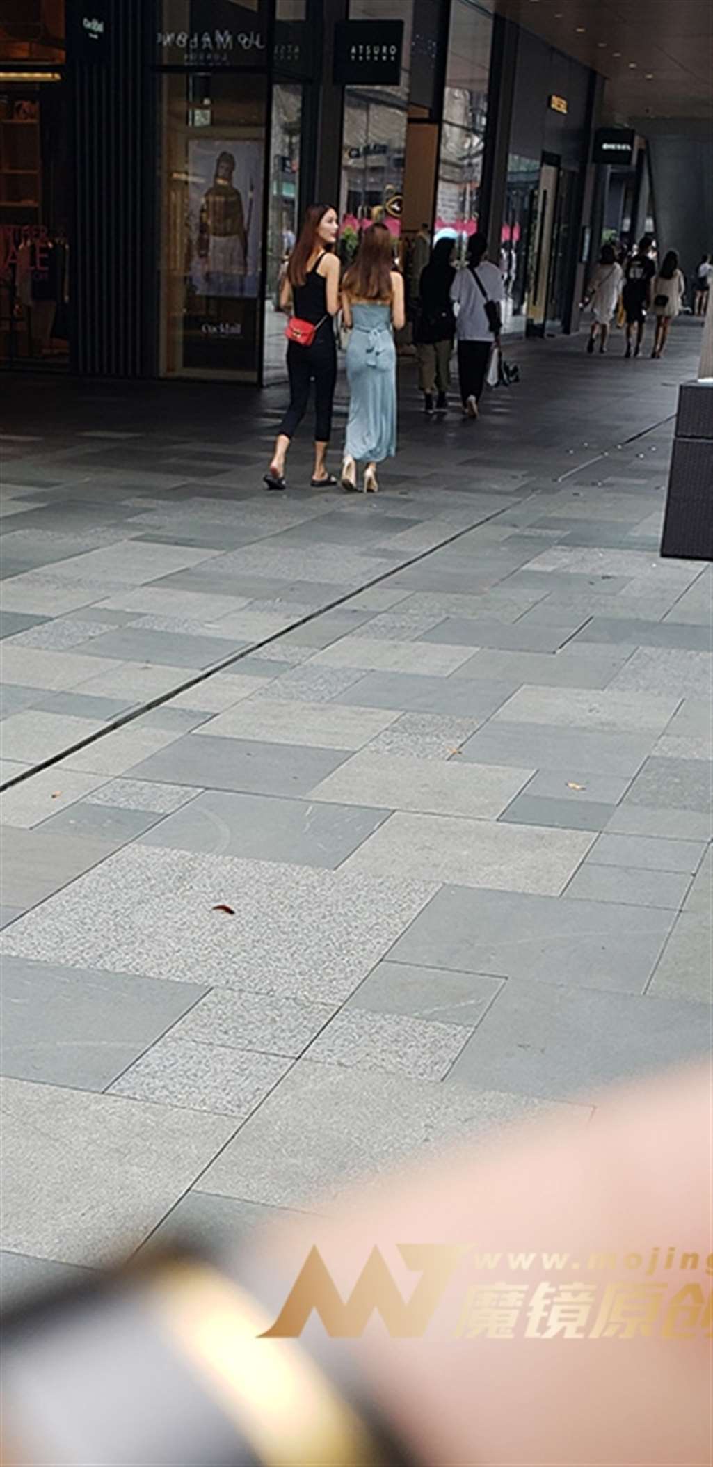 图片[3]-【凯恩赛帖】风韵美妇 一个背影让人心留想念-街拍流行馆