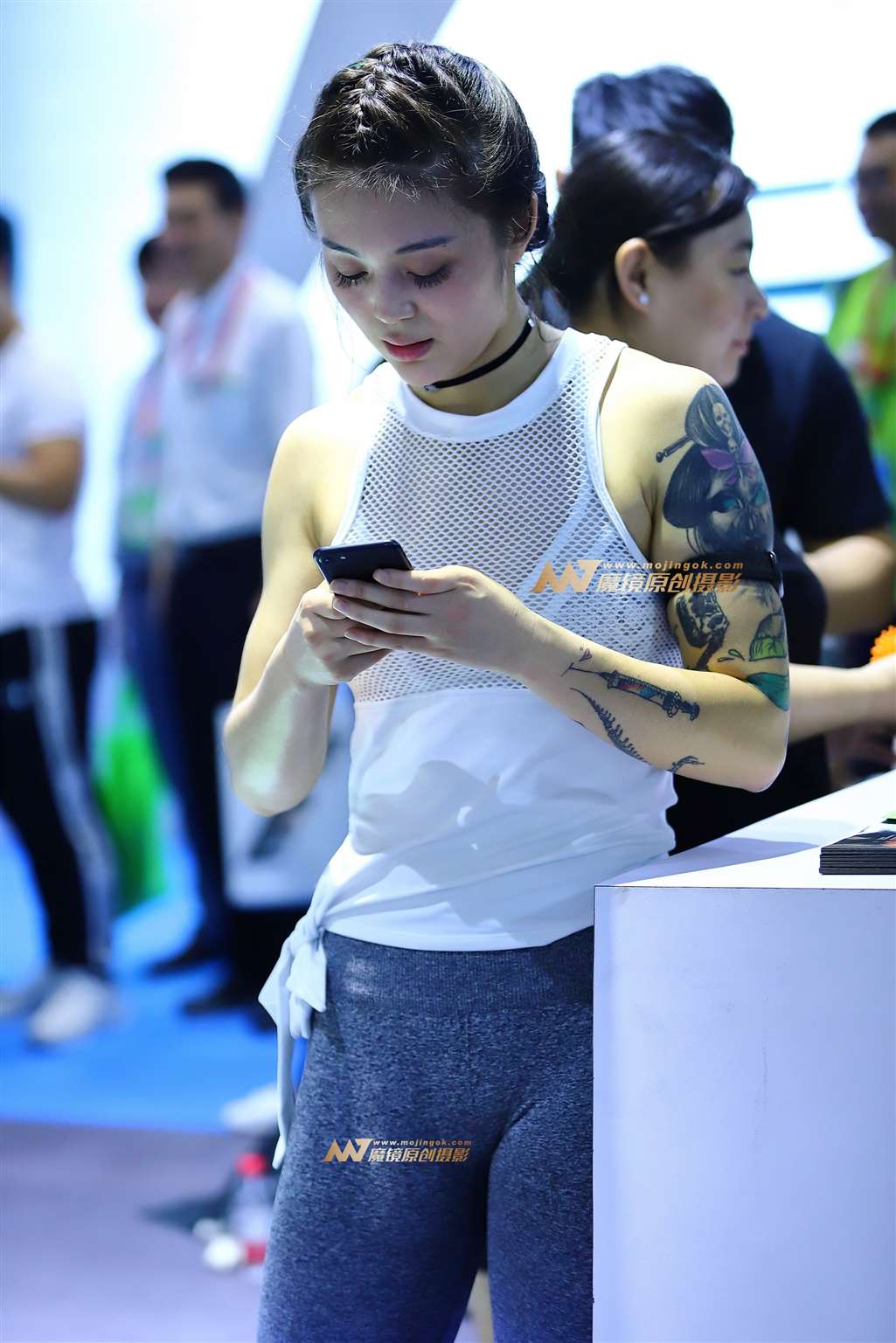 图片[1]-【Mark赛帖】手臂有纹身的美女教练1-街拍流行馆