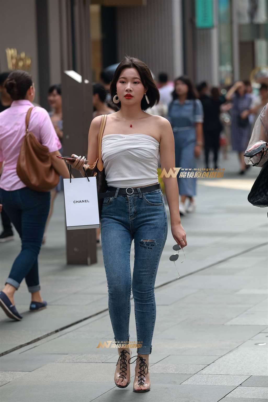 图片[1]-【凯恩赛帖】饱满紧牛女孩-街拍流行馆