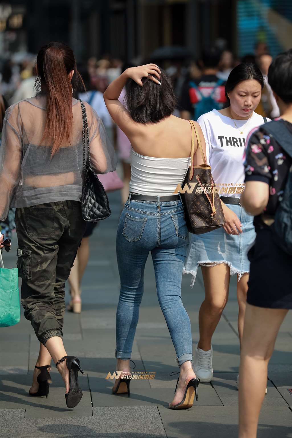 图片[2]-【凯恩赛帖】饱满紧牛女孩-街拍流行馆