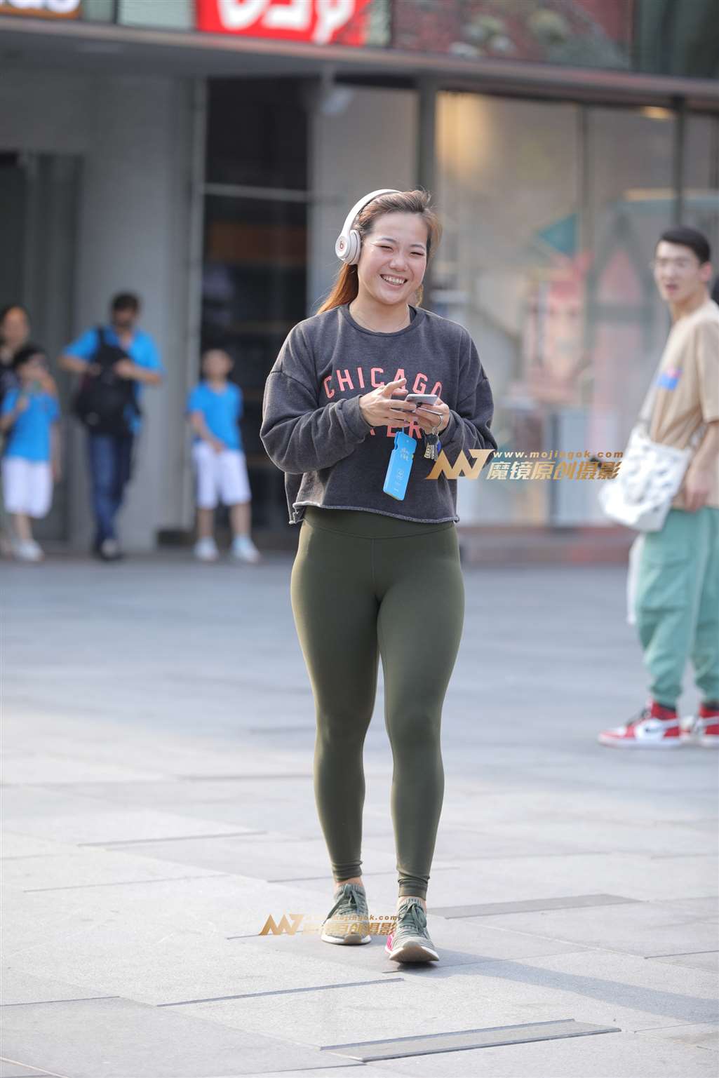 图片[1]-【视觉冲击赛帖】笑得好开心的动感健美裤MM-街拍流行馆
