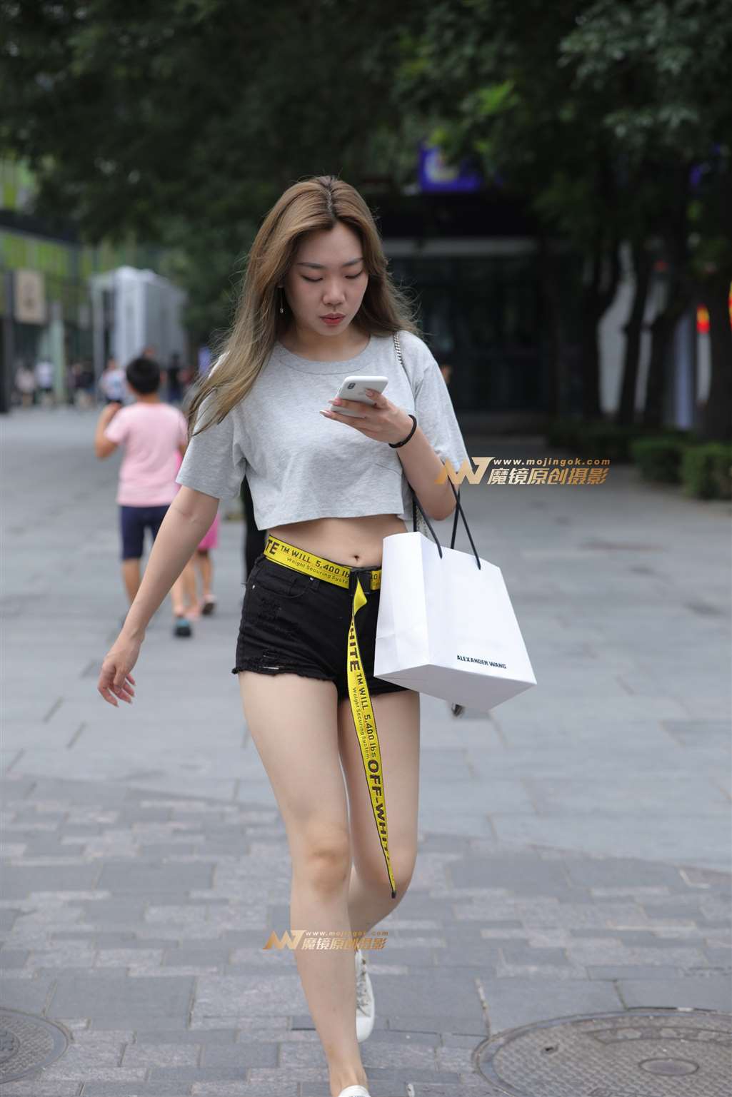 图片[3]-性感 露腰，月牙热裤 美眉-街拍流行馆