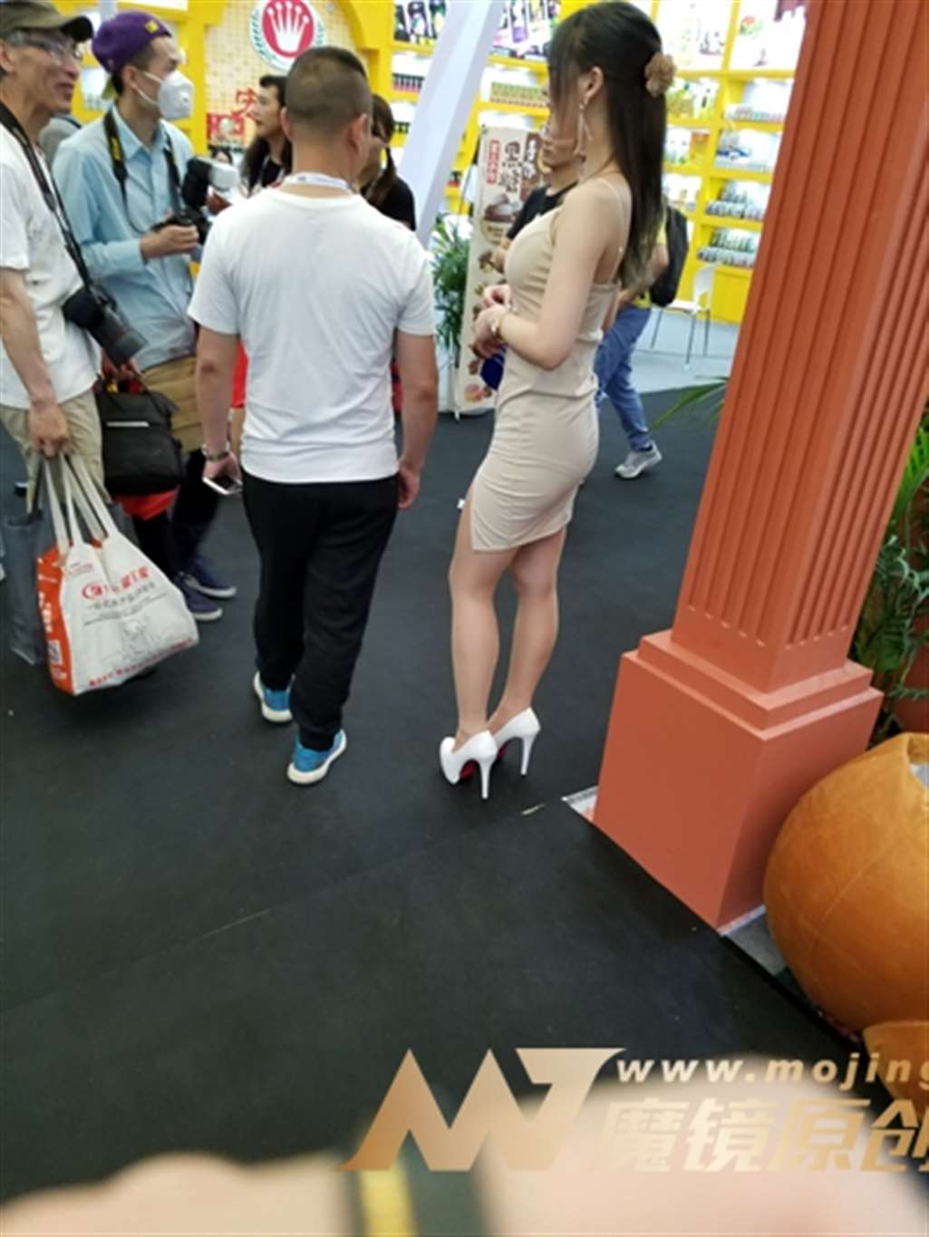 图片[3]-【番茄酱赛帖】拿着小熊的超甜美女-街拍流行馆
