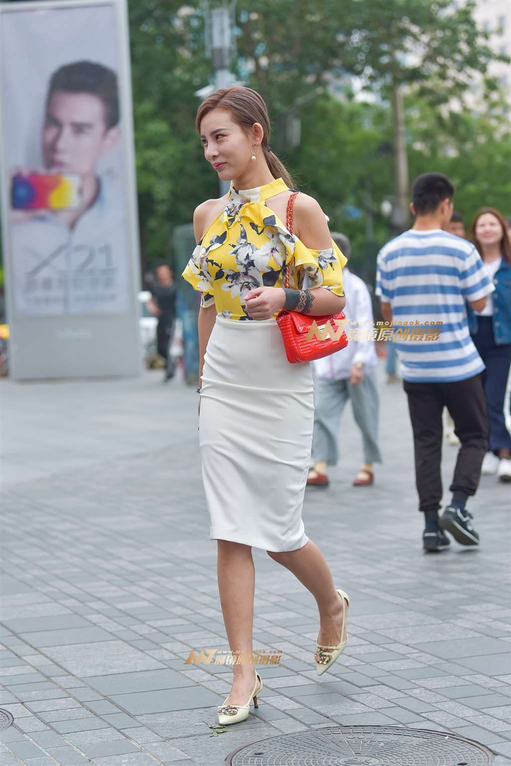 图片[5]-【赛德克赛帖】精致身材的开衩裙小女-街拍流行馆
