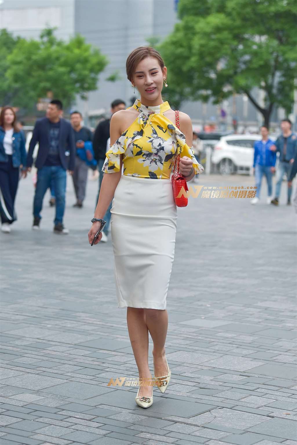 图片[1]-【赛德克赛帖】精致身材的开衩裙小女-街拍流行馆