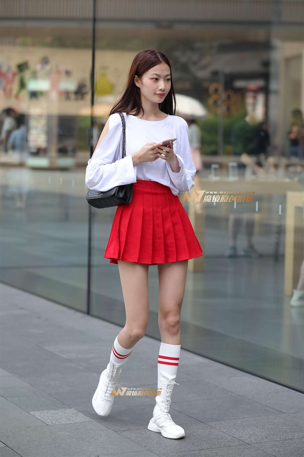 图片[1]-【凯恩赛帖】秀丽长腿女孩 性感的百褶裙-街拍流行馆