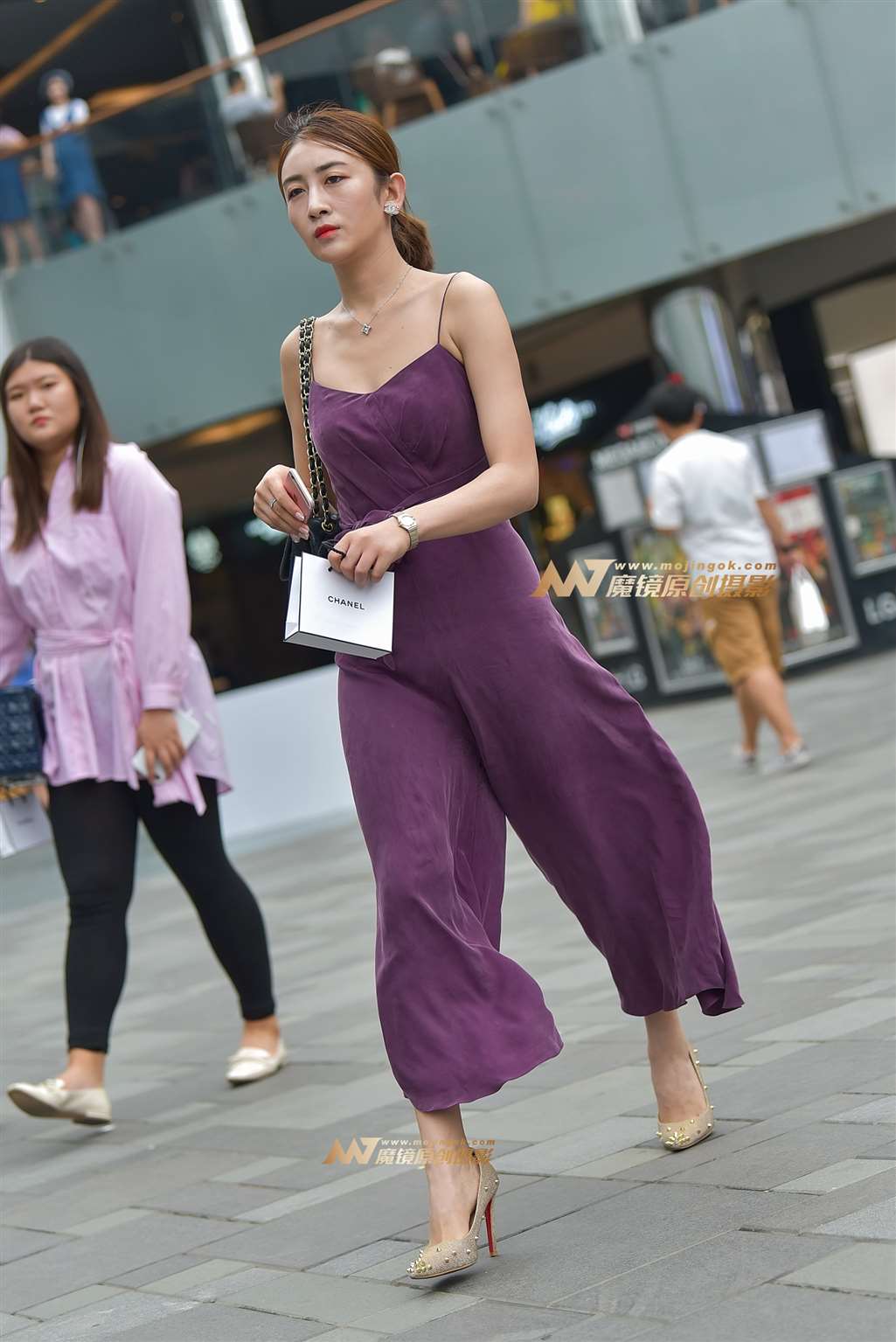 图片[1]-【赛德克赛帖】仪态不凡的吊带阔腿裤美女-街拍流行馆