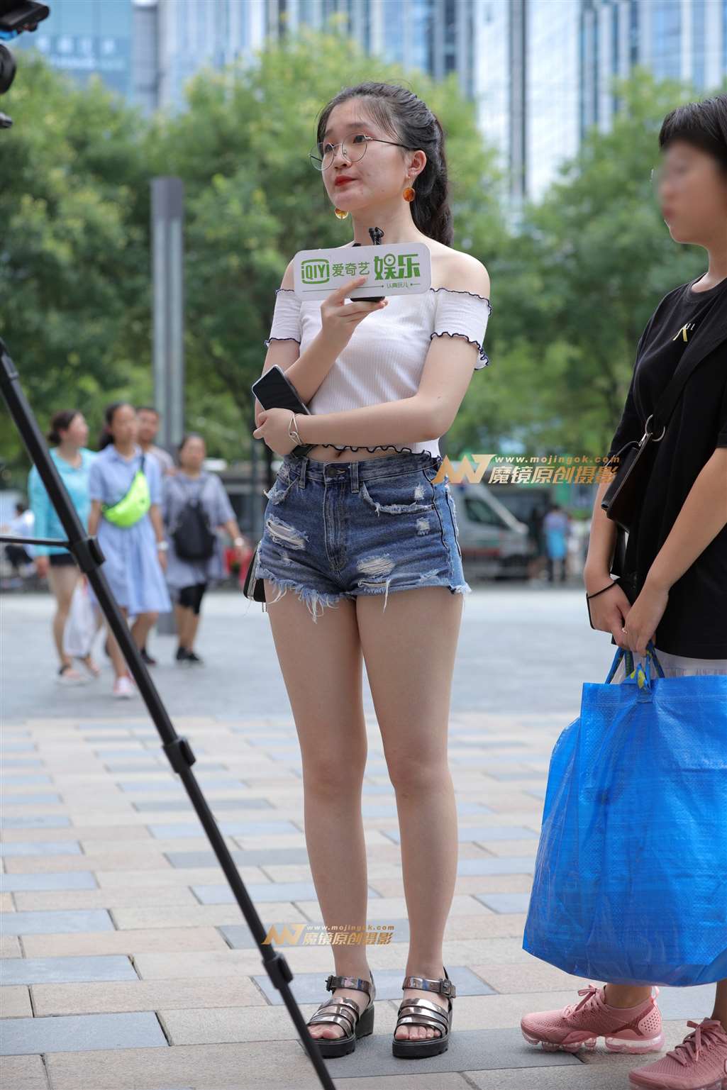 图片[1]-【视觉冲击赛帖】被采访的热裤肉感MM-街拍流行馆