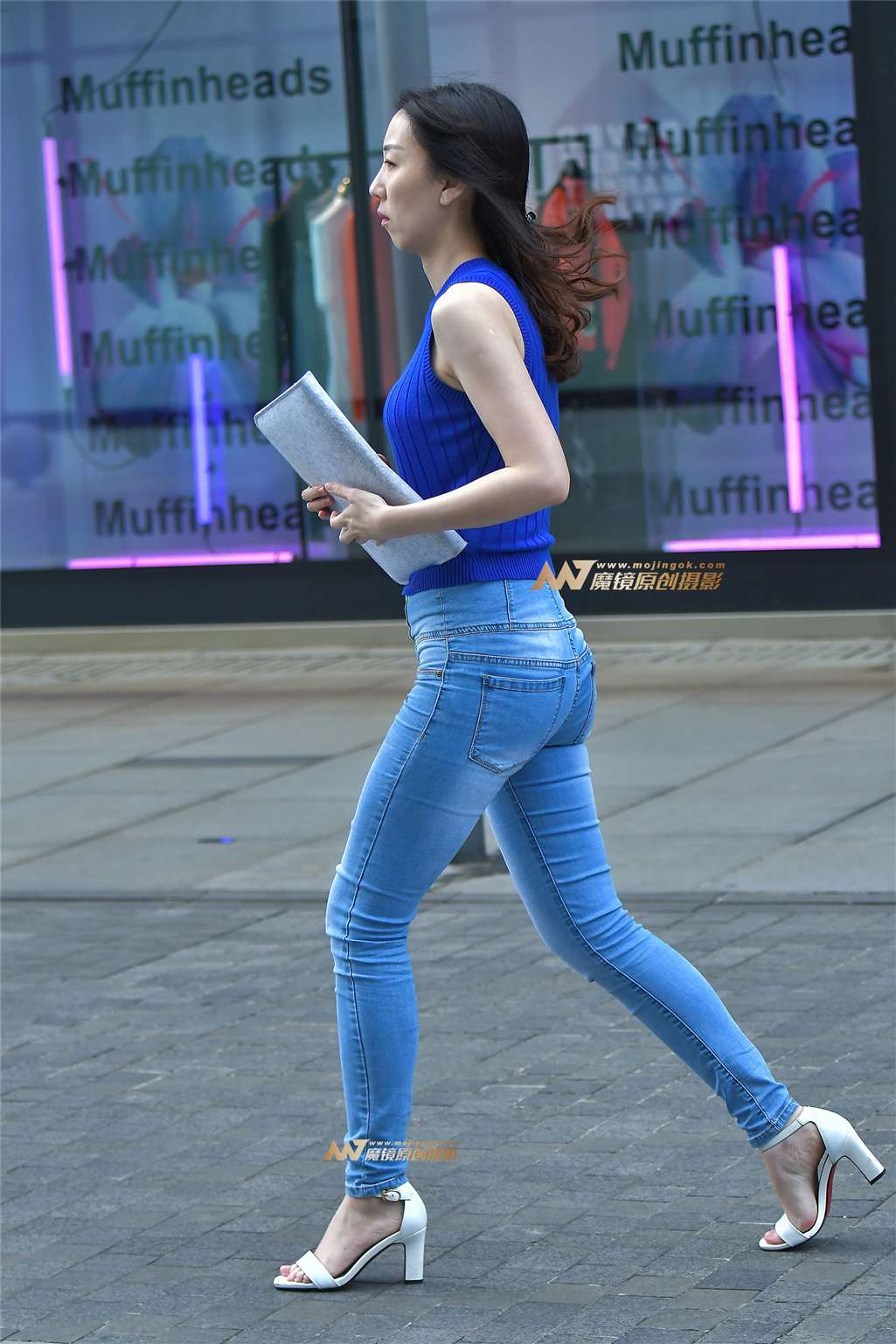 图片[1]-牛仔美女尽显好身材-街拍流行馆