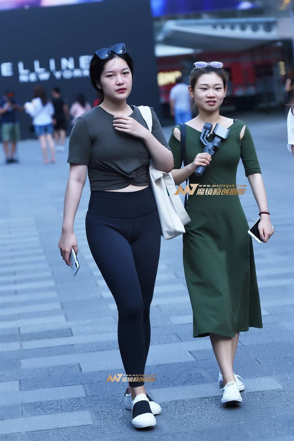 图片[1]-【咔喳赛贴】紧身少妇-街拍流行馆