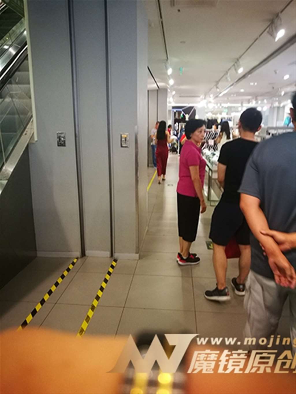 图片[2]-【赛德克赛帖】性感贴身吊带裙女郎-街拍流行馆