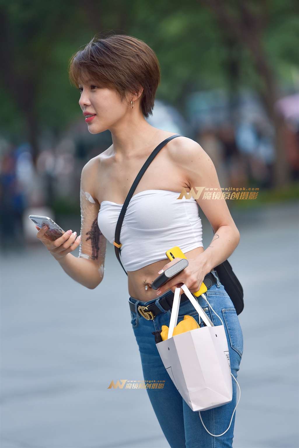 图片[1]-【赛德克赛帖】性感裹胸 紧牛 短发美女-街拍流行馆