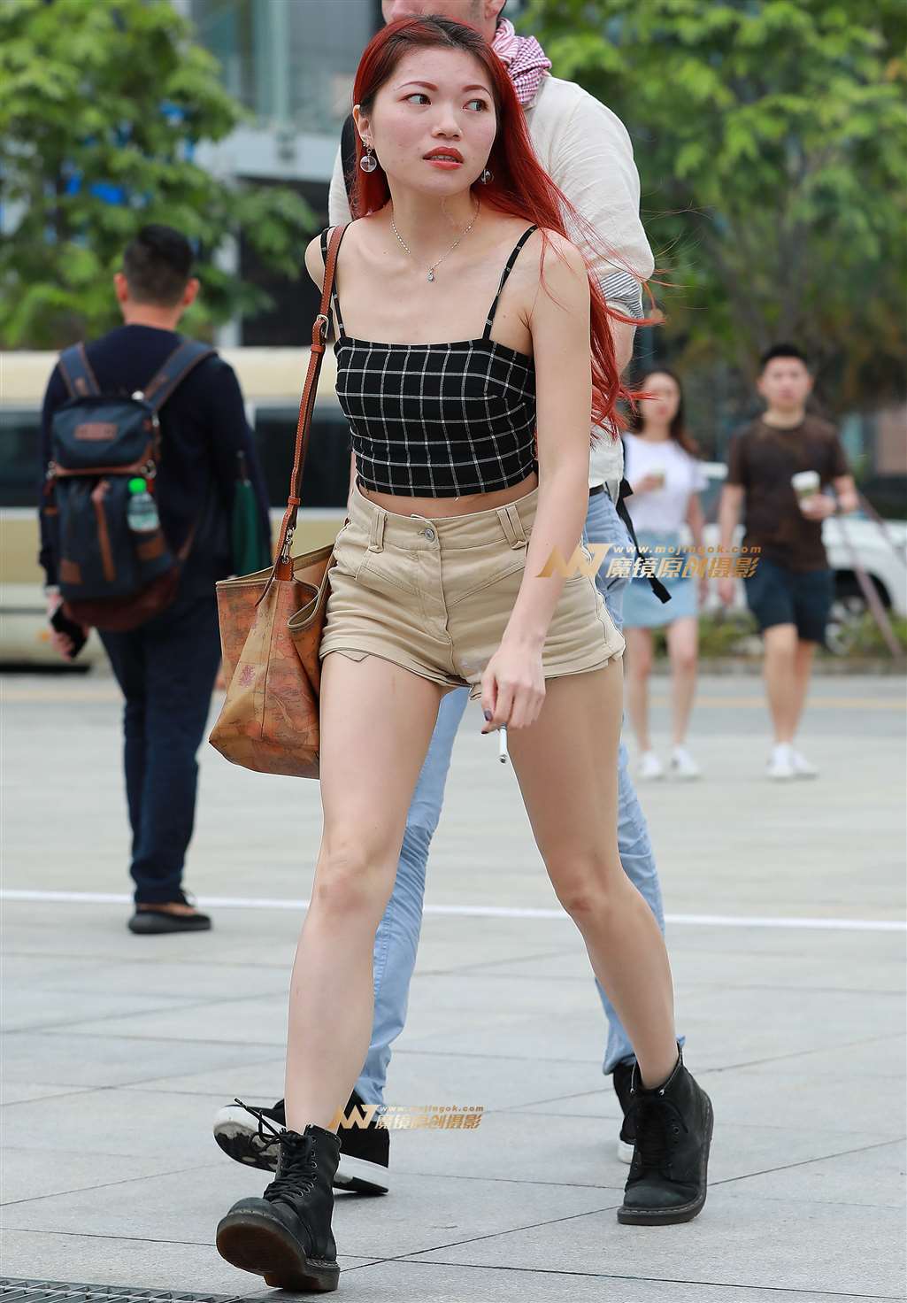 图片[1]-【视觉冲击赛帖】小背心，热裤美眉-街拍流行馆
