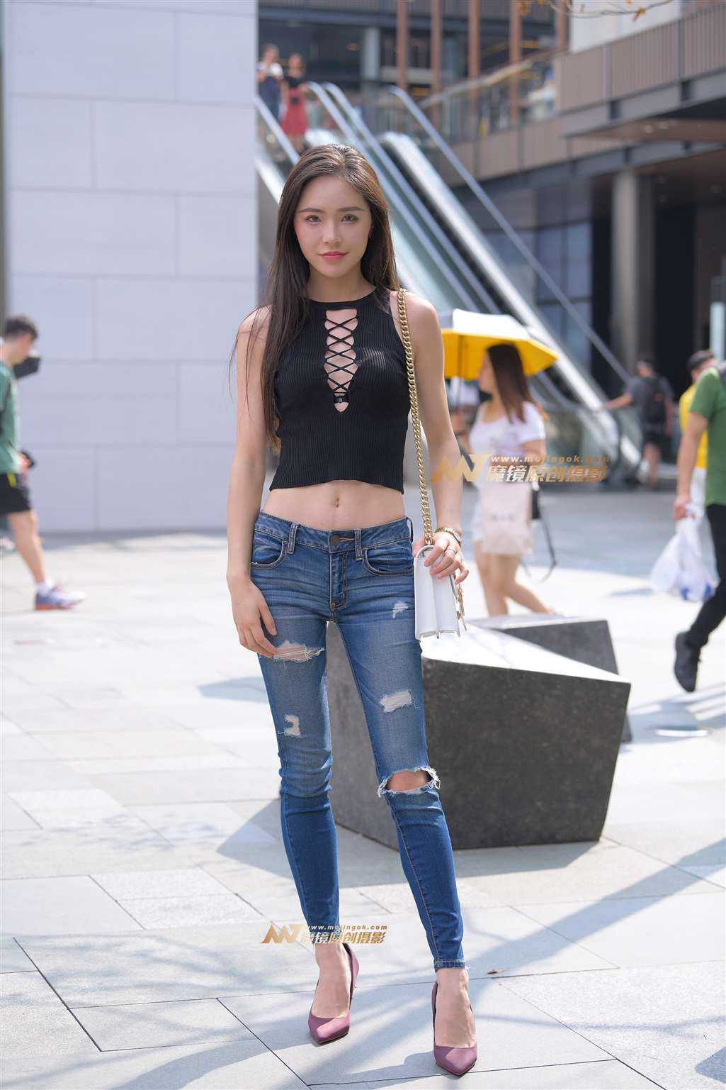 图片[1]-秀气、大方 杨柳细腰紧牛美眉-街拍流行馆