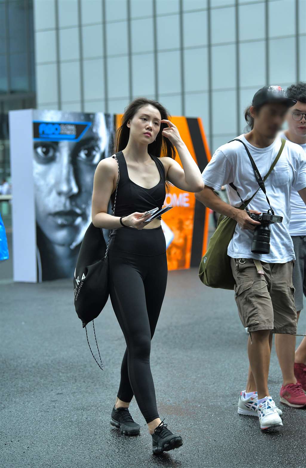 图片[1]-【街拍之魂赛帖】干练修身的黑色运动裤美女-街拍流行馆