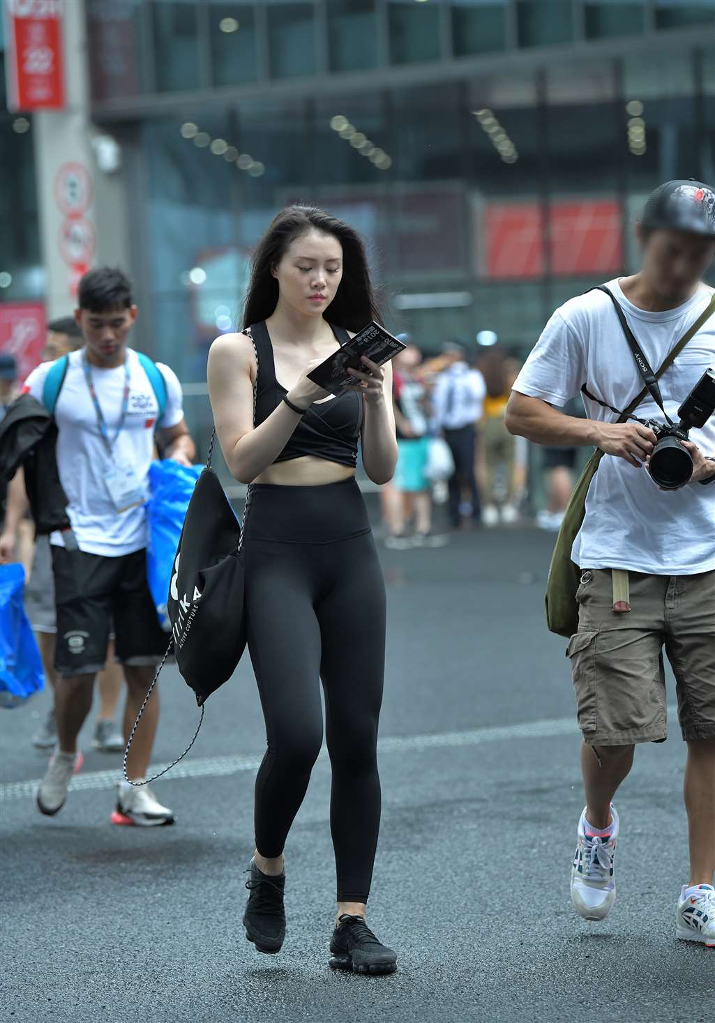 图片[4]-【街拍之魂赛帖】干练修身的黑色运动裤美女-街拍流行馆