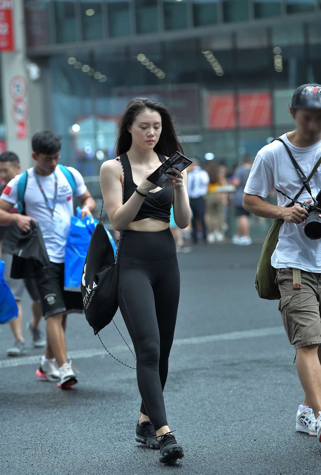图片[5]-【街拍之魂赛帖】干练修身的黑色运动裤美女-街拍流行馆