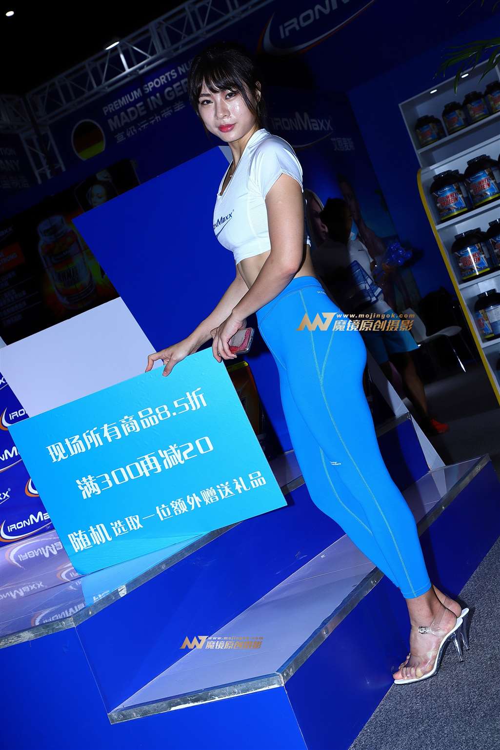 图片[1]-蓝色紧身运动裤美女-街拍流行馆