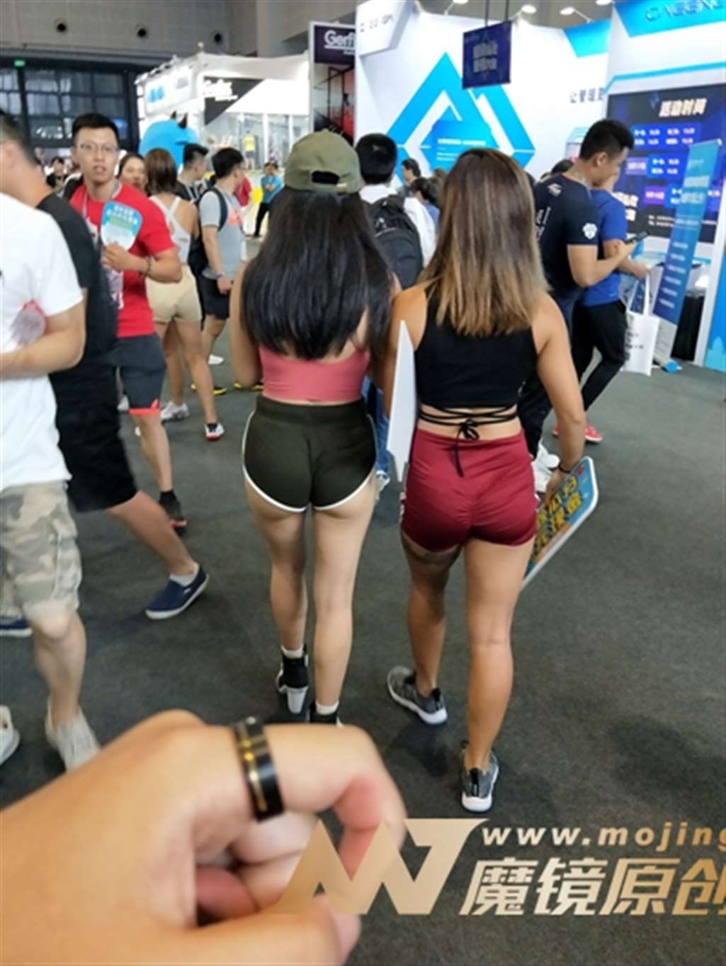 图片[3]-【欧阳幽明赛帖】墨绿热裤高跟美女-街拍流行馆