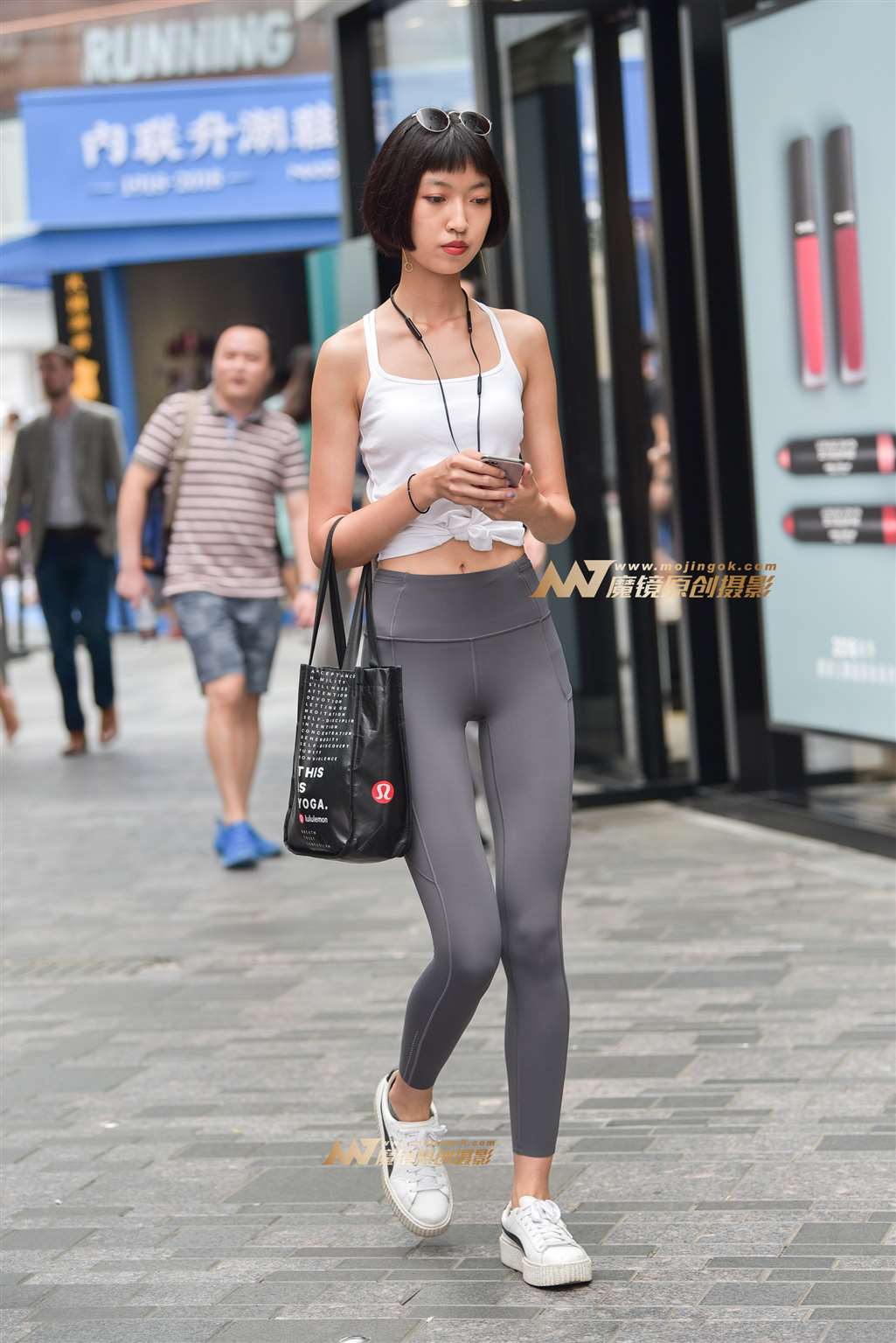 图片[1]-婀娜多姿 气质不凡的性感瑜珈裤靓妹-街拍流行馆