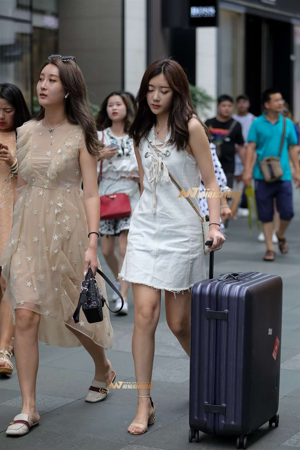 图片[1]-白白净净的闺蜜-街拍流行馆