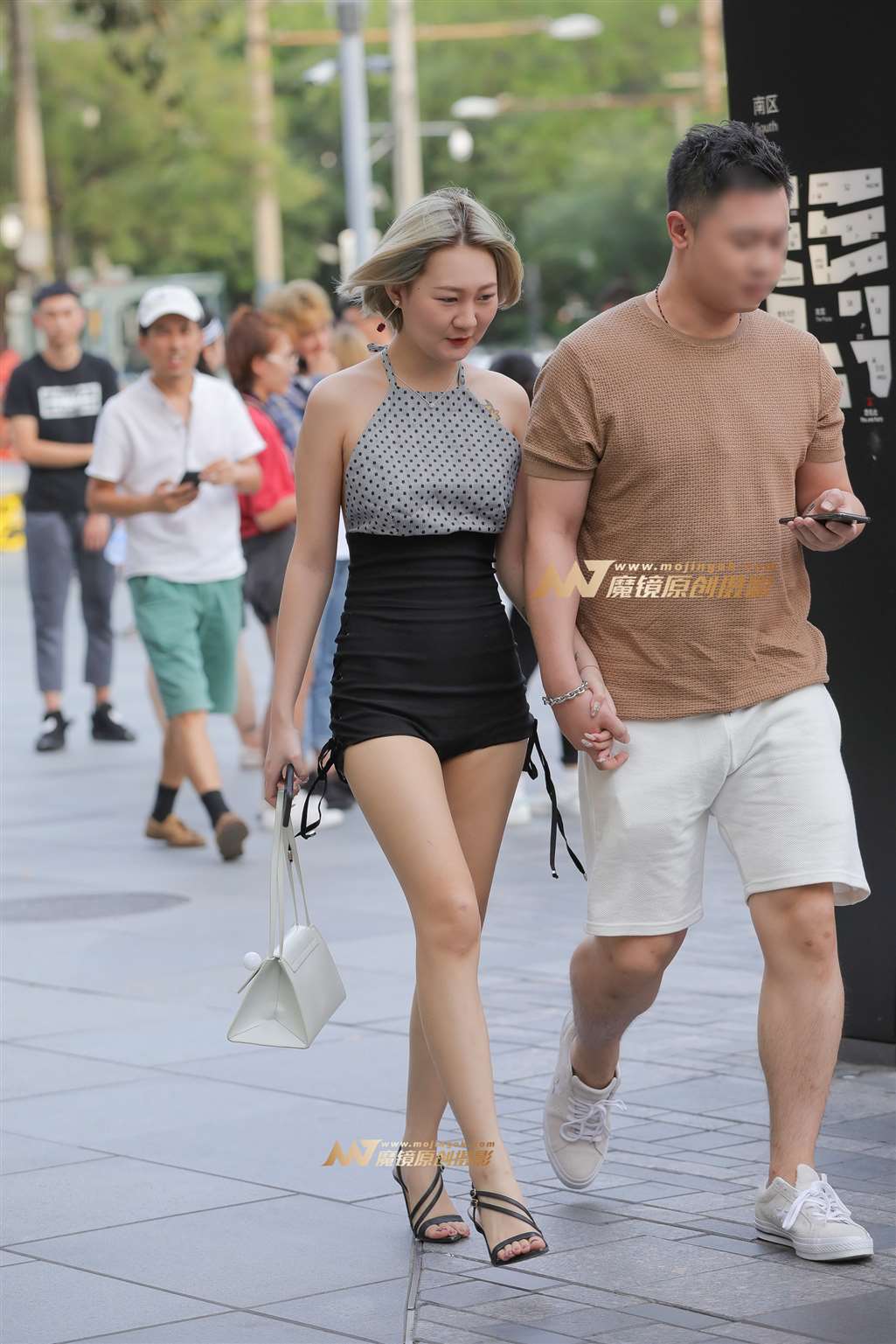 图片[1]-【视觉冲击赛帖】美背，性感肚兜女友-街拍流行馆