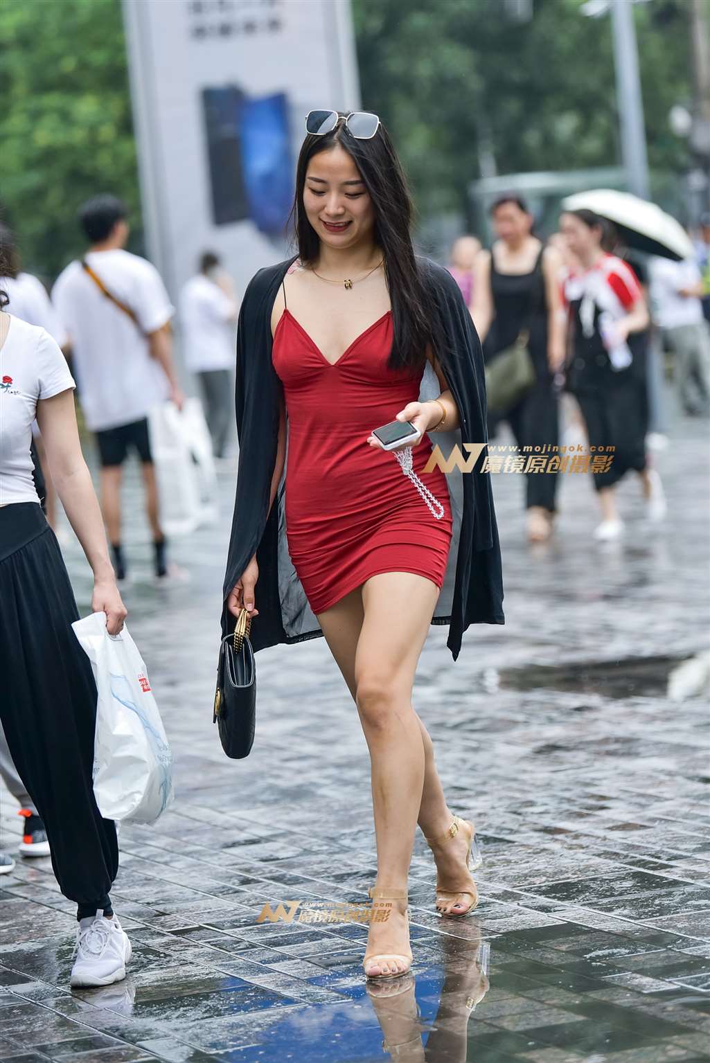 图片[2]-雨后巧遇性感长腿女郎-街拍流行馆