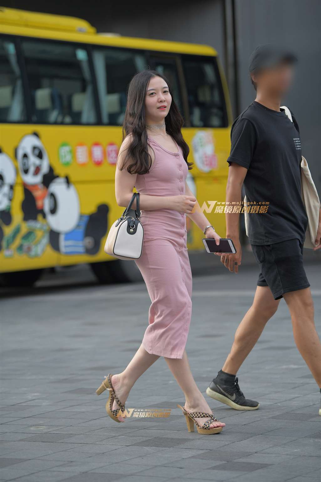图片[1]-【街拍之魂赛帖】靓丽粉色包臀少妇-街拍流行馆