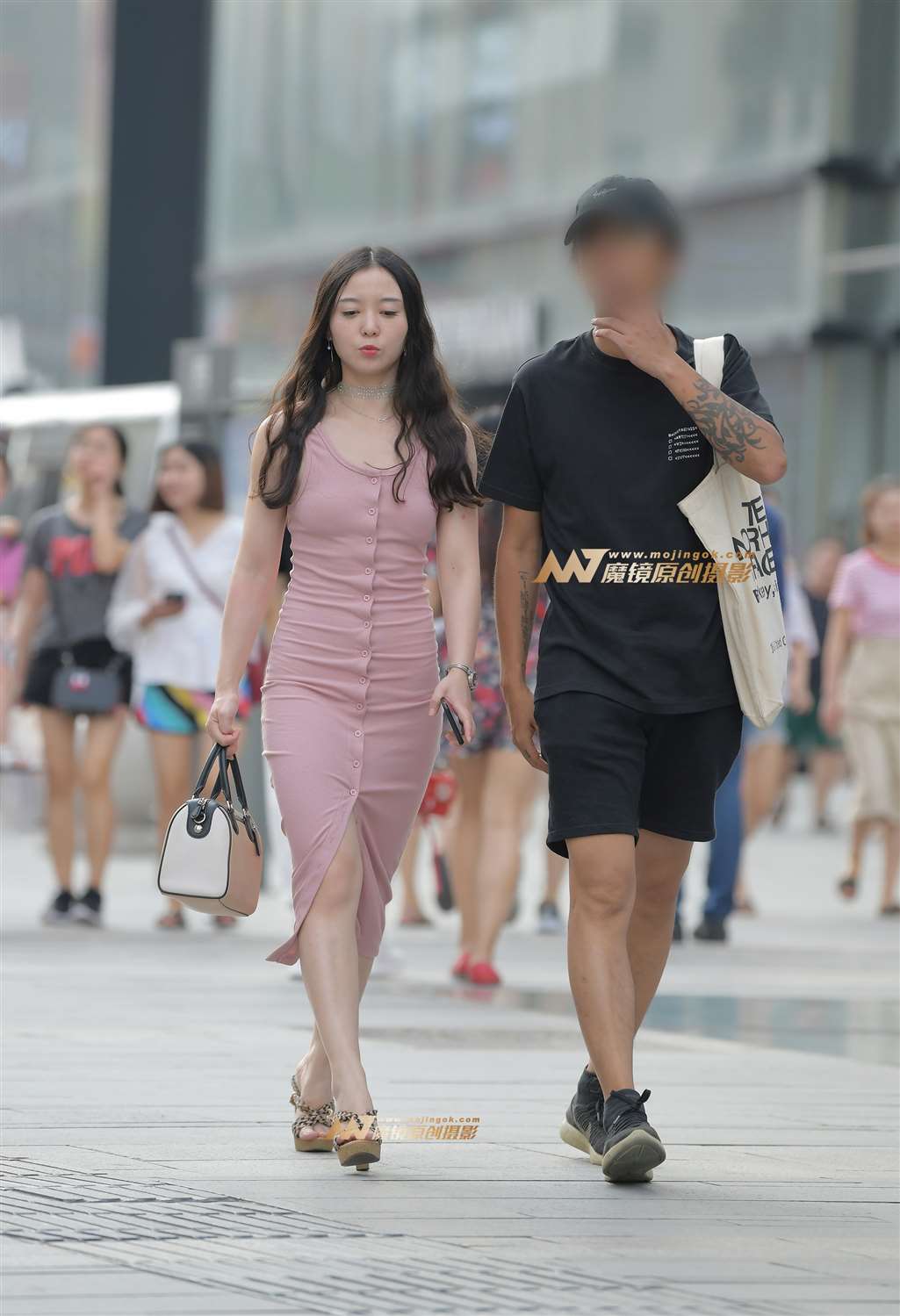 图片[4]-【街拍之魂赛帖】靓丽粉色包臀少妇-街拍流行馆