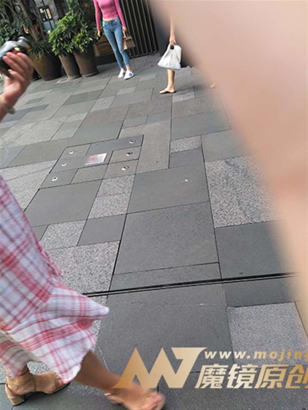 图片[3]-【街拍之魂赛帖】等人的蓝色紧身牛仔裤-街拍流行馆