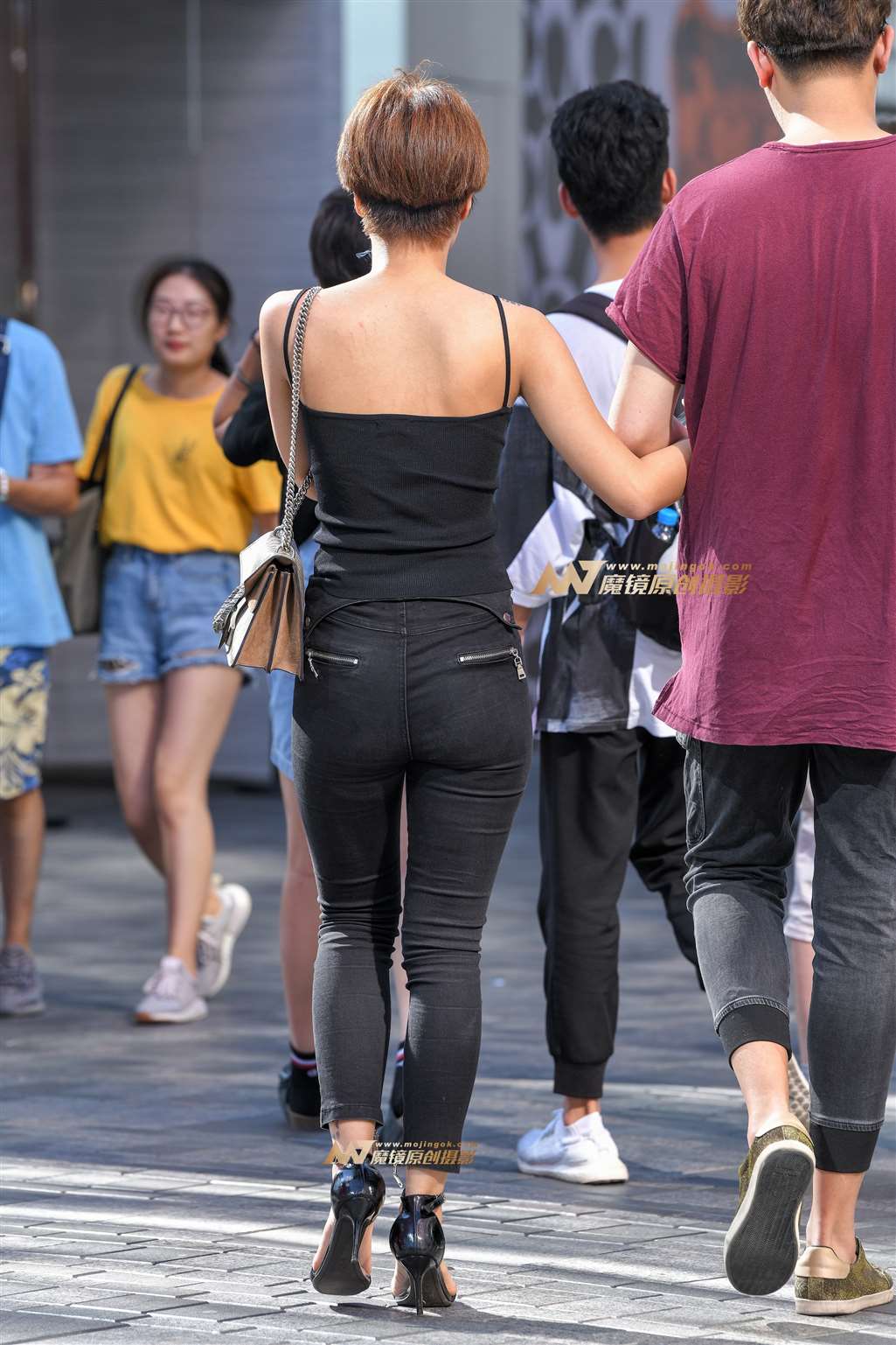 图片[2]-【久久赛帖】高跟鞋紧身牛仔裤美女-街拍流行馆