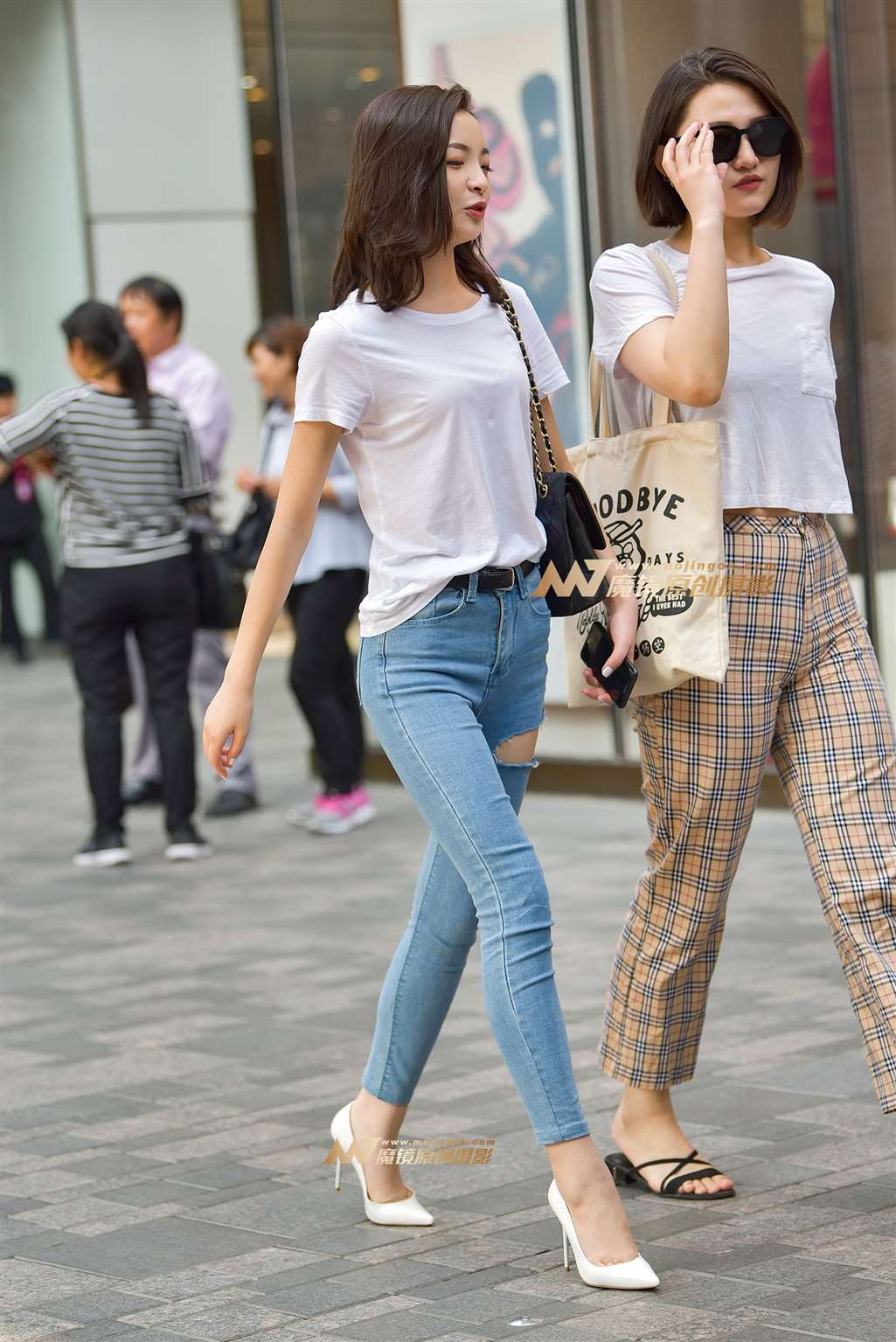 图片[1]-性感长腿紧牛美女-街拍流行馆